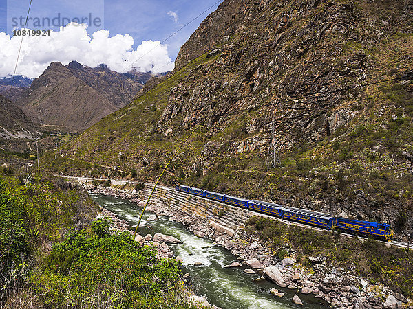 Zug zwischen Aguas Calientes und Ollantaytambo durch das Heilige Tal  Region Cusco  Peru  Südamerika