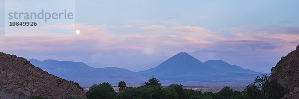 Sonnenuntergang am Vulkan Licancabur  5.920m und Vulkan Juriques  5704m  Stratovulkane in der Atacamawüste  Nordchile  Chile  Südamerika