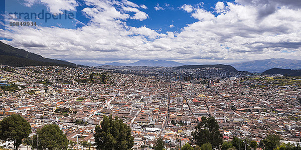 Stadt Quito mit dem historischen Zentrum der Altstadt von Quito im Vordergrund  gesehen vom El Panecillo Hügel  Quito  Ecuador  Südamerika