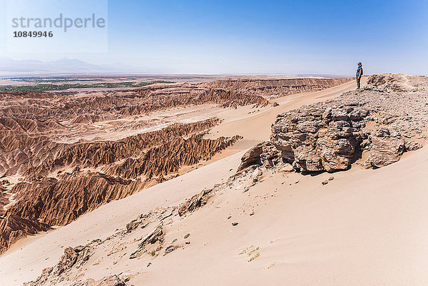 Frau im Tal des Todes (Valle de la Muerte)  San Pedro de Atacama  Atacamawüste  Nordchile  Chile  Südamerika