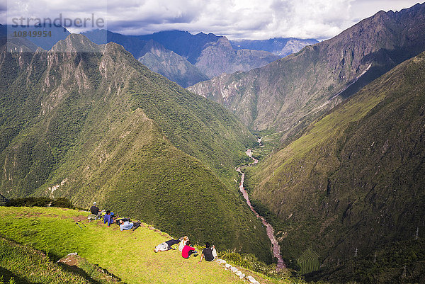 Touristen bei den Winaywayna-Inka-Ruinen  auf dem Inka Trail Trek Tag 3  Region Cusco  Peru  Südamerika