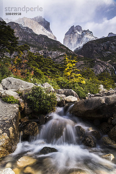 Los Cuernos und ein Wasserfall im Torres del Paine National Park (Parque Nacional Torres del Paine)  Patagonien  Chile  Südamerika