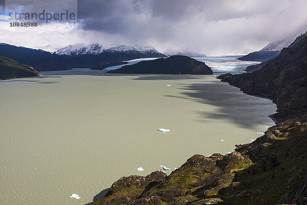 Grey Lake (Lago Grey) und Grey Glaciar (Glaciar Grey)  Torres del Paine National Park  Patagonien  Chile  Südamerika