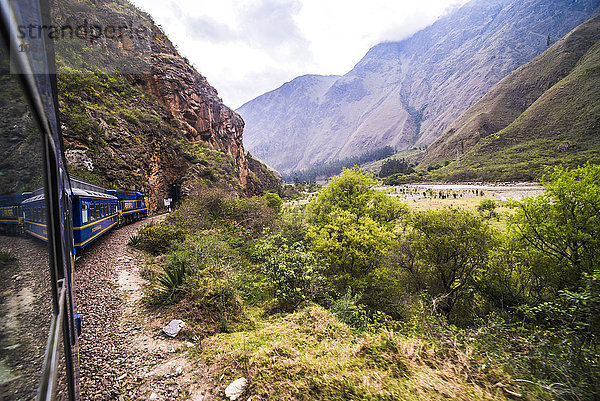 Zug zwischen Aguas Calientes (Haltestelle Machu Picchu) und Ollantaytambo  Region Cusco  Peru  Südamerika