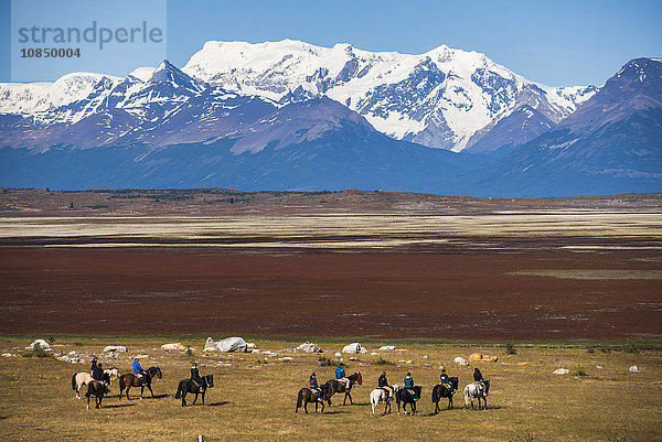 Pferdetrekking auf einer Estancia (Farm)  El Calafate  Patagonien  Argentinien  Südamerika
