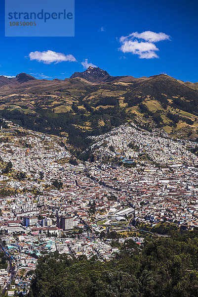 Quito  mit dem Vulkan Pichincha im Hintergrund  Ecuador  Südamerika
