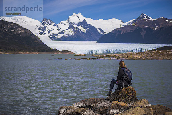 Frau am Perito Moreno Glaciar  Nationalpark Los Glaciares  UNESCO-Weltnaturerbe  bei El Calafate  Patagonien  Argentinien  Südamerika
