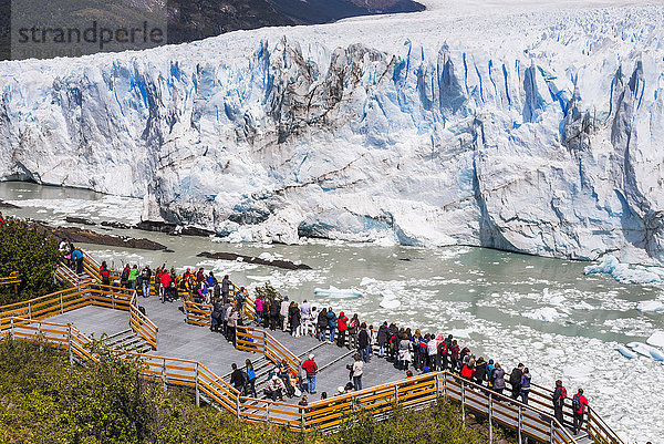 Menschen auf dem Wanderweg am Perito Moreno Glaciar  Nationalpark Los Glaciares  UNESCO-Weltkulturerbe  in der Nähe von El Calafate  Patagonien  Argentinien  Südamerika