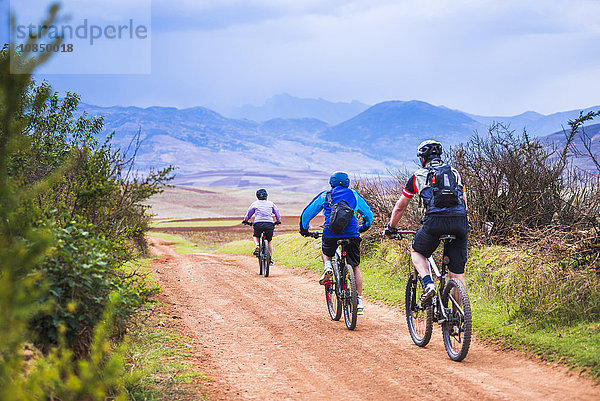 Cusco (Cuzco)  Radfahren auf dem Land bei Maras  Provinz Cusco  Peru  Südamerika