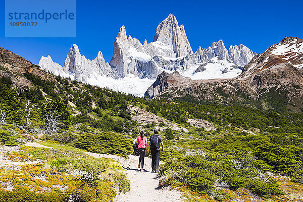 El Chalten  Paar beim Wandern zur Laguna de los Tres im Nationalpark Los Glaciares  UNESCO-Weltkulturerbe  Patagonien  Argentinien  Südamerika
