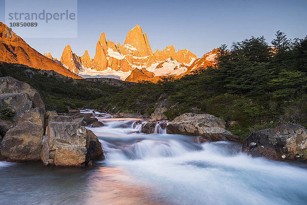 Sonnenaufgang am Berg Fitz Roy (Cerro Chalten) und Wasserfall auf der Wanderung zum Lago de los Tres  UNESCO-Weltkulturerbe  El Chalten  Patagonien  Argentinien  Südamerika