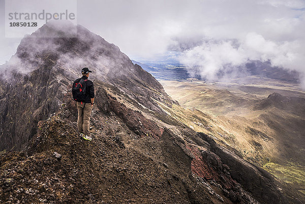 Bergsteiger auf dem Gipfel des Vulkans Ruminahui  Nationalpark Cotopaxi  Straße der Vulkane  Ecuador  Südamerika