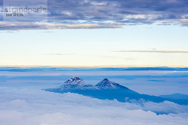 Vulkane Illiniza Norte  5126m links und Illiniza Sur  5248m rechts  vom Gipfel des Vulkans Cotopaxi 5897m aus gesehen  Provinz Cotopaxi  Ecuador  Südamerika