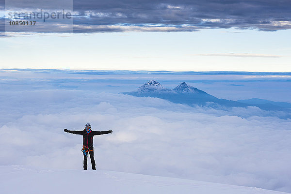 Bergsteiger auf dem 5897 m hohen Gipfel des Vulkans Cotopaxi  Provinz Cotopaxi  Ecuador  Südamerika