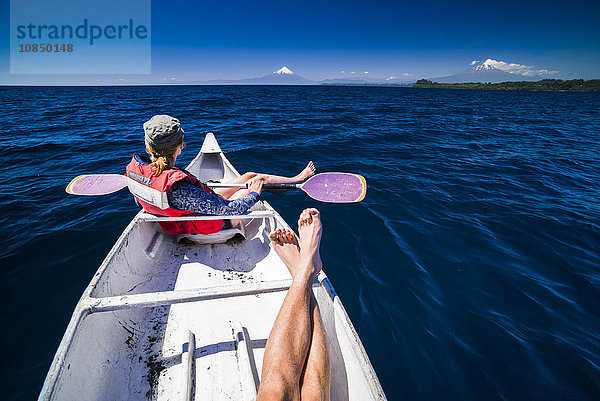 Kajakfahren auf dem Llanquihue See mit dem Vulkan Osorno im Hintergrund  Puerto Varas  Chile Seengebiet  Chile  Südamerika