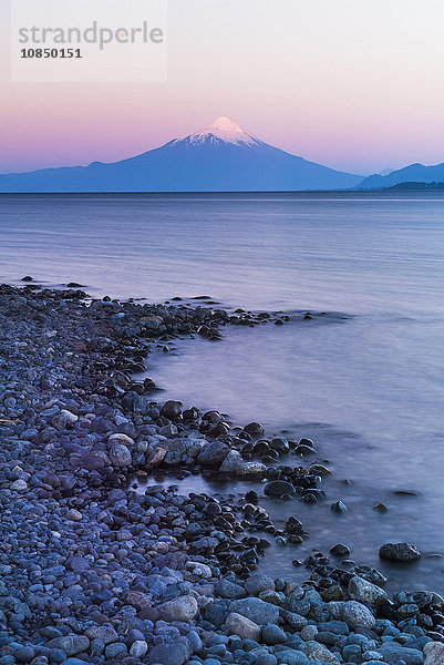 Vulkan Osorno (Volcan Osorno) und Llanquihue See  Puerto Varas  Chile Seengebiet  Chile  Südamerika