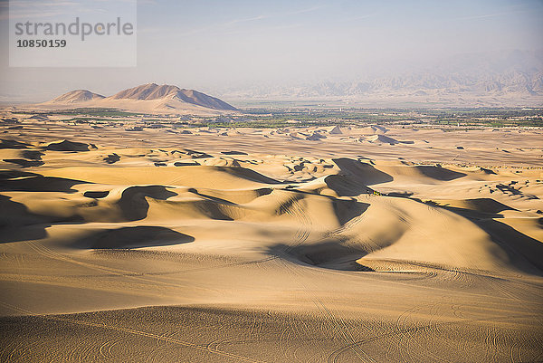 Sanddünen in der Wüste von Huacachina  Region Ica  Peru  Südamerika