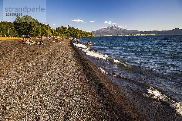 Vulkan Calbuco  gesehen von einem Strand am Llanquihue-See  Chilenische Seenplatte  Chile  Südamerika