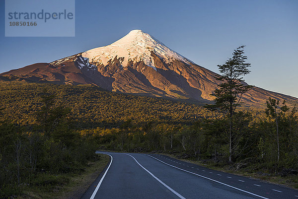 Sonnenuntergang am Vulkan Osorno  Nationalpark Vicente Perez Rosales  Chilenische Seenplatte  Chile  Südamerika