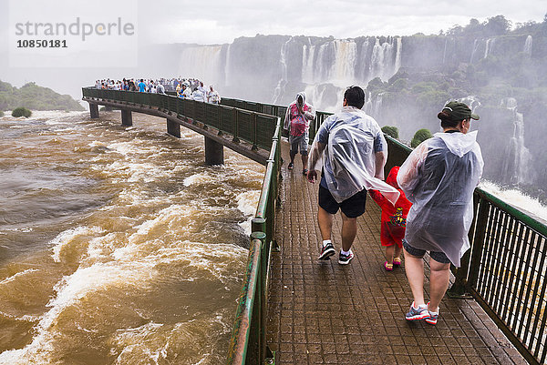 Iguazu-Wasserfälle (Cataratas del Iguazu)  UNESCO-Welterbe  Aussichtsplattform auf brasilianischer Seite  Grenze Brasilien-Argentinien-Paraguay  Südamerika