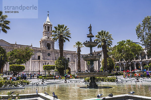 Brunnen auf der Plaza de Armas und Basilika-Kathedrale von Arequipa  UNESCO-Weltkulturerbe  Arequipa  Peru  Südamerika