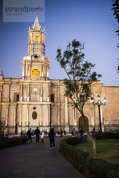 Nacht in der Kathedrale von Arequipa (Basilica Catedral)  Plaza de Armas  UNESCO-Weltkulturerbe  Arequipa  Peru  Südamerika