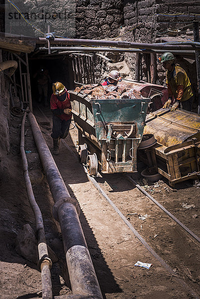 Bergleute in den Silberminen von Potosi  Departamento Potosi  Bolivien  Südamerika