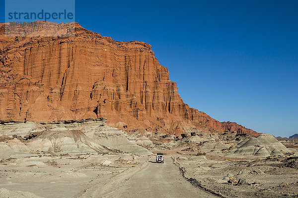 Vorbeifahrt an der roten Los Coloradas-Klippe  Tal des Mondes (Valle de la Luna)  Ischigualasto Provincial Park  Provinz San Juan  Argentinien  Südamerika