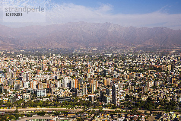 Santiago  gesehen vom Hügel San Cristobal (Cerro San Cristobal)  Barrio Bellavista (Bellavista-Viertel)  Santiago  Chile  Südamerika