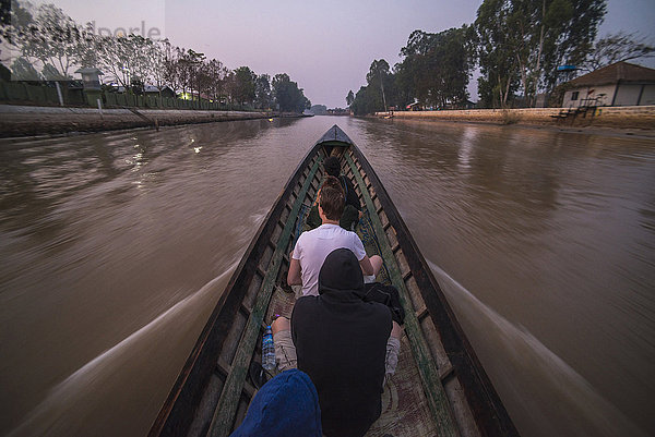 Touristen auf einem Boot auf dem Inle-See  Nyaungshwe  Shan-Staat  Myanmar (Burma)  Asien