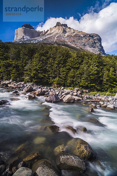 Los Cuernos Mountains und Rio Frances  French Valley  Torres del Paine National Park  Patagonien  Chile  Südamerika