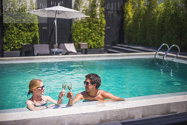 Pärchen im Urlaub  mit Champagner im Schwimmbad  Santiago  Chile  Südamerika