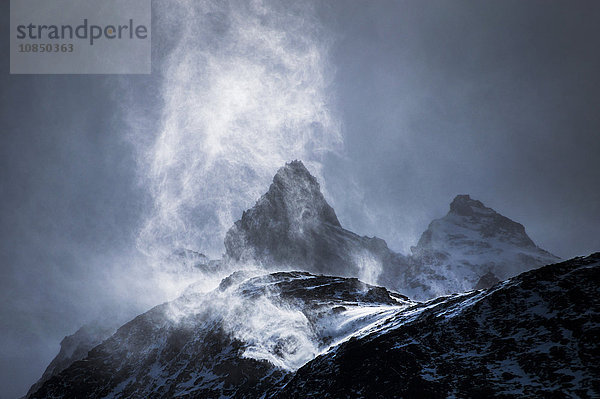 Wind fegt Schnee von den Bergen  Torres del Paine National Park  Patagonien  Chile  Südamerika