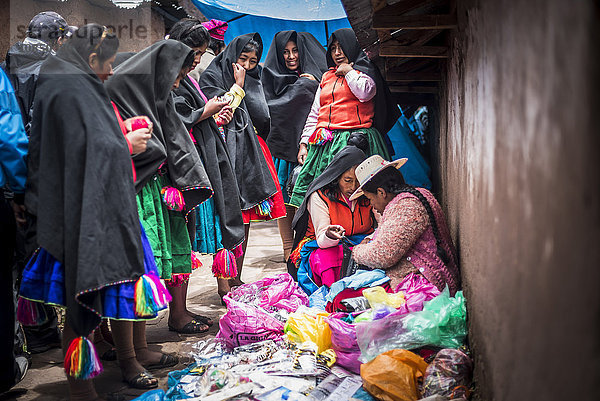 Traditionelle peruanische Quechua-Frauen auf dem Taquile-Markt auf der Insel Taquile  Titicacasee  Peru  Südamerika