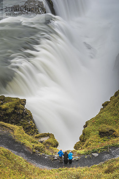 Familie am Gullfoss-Wasserfall in der Schlucht des Hvita-Flusses  Der Goldene Kreis  Island  Polarregionen