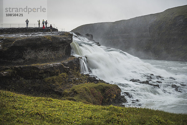 Touristen am Gullfoss-Wasserfall in der Schlucht des Hvita-Flusses  Der Goldene Kreis  Island  Polarregionen