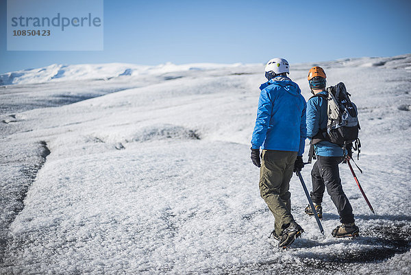 Touristen beim Spaziergang auf dem Breidamerkurjokull-Gletscher  Vatnajokull-Eiskappe  Island  Polarregionen