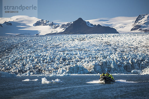 Zodiac-Bootsfahrt auf der Gletscherlagune Jokulsarlon  mit dem Breidamerkurjokull-Gletscher und der Vatnajokull-Eiskappe im Hintergrund  Südost-Island  Island  Polarregionen