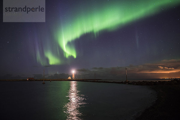 Nordlicht (Aurora Borealis) am Leuchtturm der Grotta-Insel  Seltjarnarnes-Halbinsel  Reykjavik  Island  Polarregionen