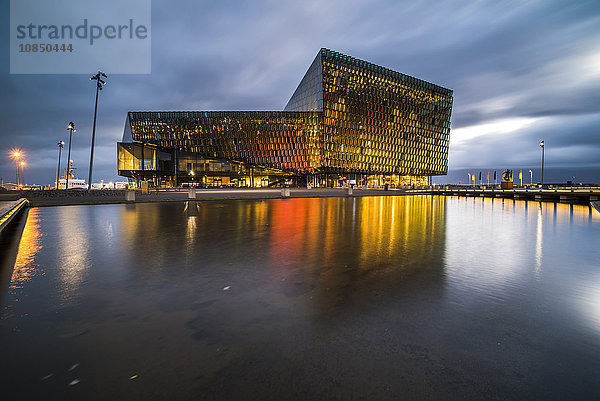 Konzertsaal und Konferenzzentrum Harpa bei Nacht  Reykjavik  Island  Polarregionen