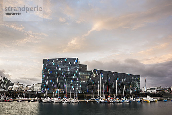 Konzertsaal und Konferenzzentrum Harpa und Boote im Hafen von Reykjavik bei Sonnenaufgang  Island  Polarregionen