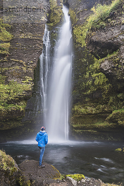 Tourist am Gluggafoss (Fensterfall  auch Merkjarfoss genannt)  einem Wasserfall am Fluss Merkja  Südisland (Sudurland)  Island  Polarregionen
