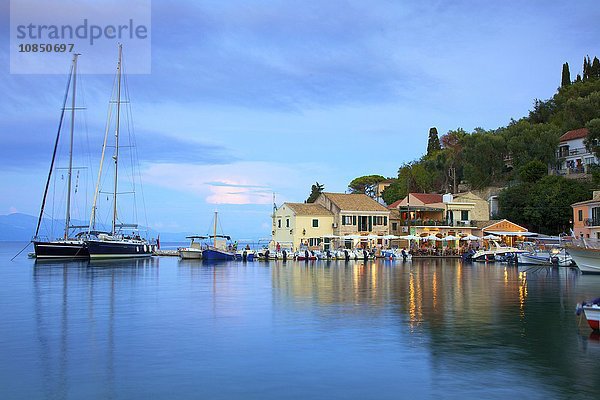 Hafen von Loggos  Paxos  Ionische Inseln  Griechische Inseln  Griechenland  Europa