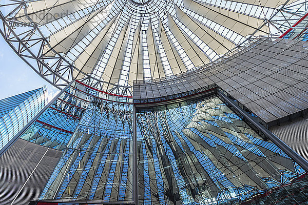 Dach des Sony Centers in der Nähe des Potsdamer Platzes  Berlin  Brandenburg  Deutschland  Europa
