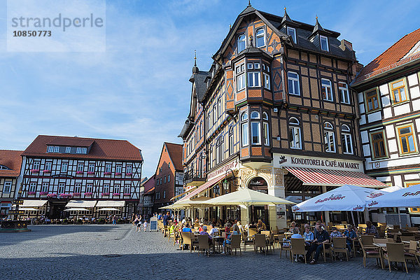 Fachwerkhäuser und Cafe auf dem Marktplatz  Wernigerode  Harz  Sachsen-Anhalt  Deutschland  Europa