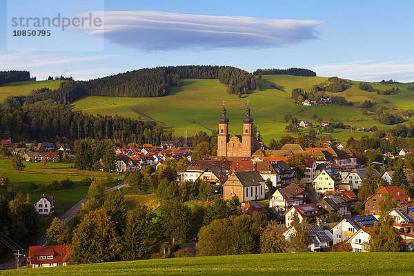 Überblick über Sankt Peter (Sankt Peter) bei Sonnenuntergang  Schwarzwald  Baden-Württemberg  Deutschland  Europa