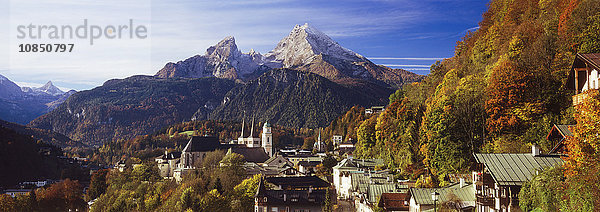 Überblick über Berchtesgaden und den Watzmann im Herbst  Berchtesgaden  Bayern  Deutschland  Europa