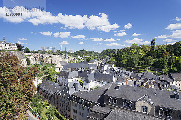 Blick über die Altstadt mit der Abtei Neumünster  UNESCO-Weltkulturerbe  im Hintergrund EU-Gebäude auf dem Kirchberg  Luxemburg-Stadt  Großherzogtum Luxemburg  Europa