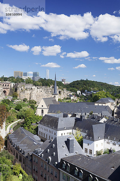 Blick über die Altstadt mit der Abtei Neumünster  UNESCO-Weltkulturerbe  im Hintergrund EU-Gebäude auf dem Kirchberg  Luxemburg-Stadt  Großherzogtum Luxemburg  Europa