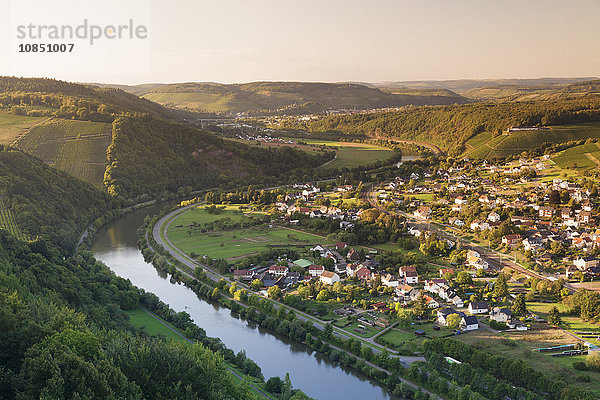 Blick über das Saartal mit dem Fluss Saar bei Serrig  Rheinland-Pfalz  Deutschland  Europa